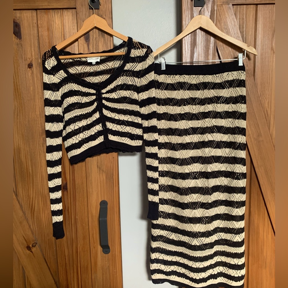 Maxi skirt and cardigan crochet set.
Cream and black in colour